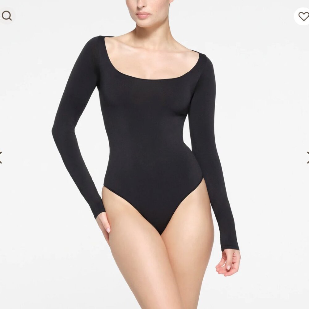 NWOT SKIMS ESSENTIAL LONG SLEEVE SCOOP NECK BODYSUIT